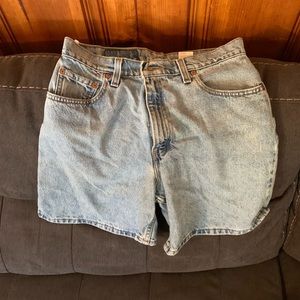 Levi’s relaxed fit jean shorts size 11 petite !